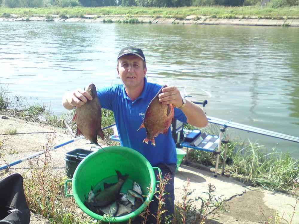 Łukasz Witczak z leszczem złowionym podczas finału