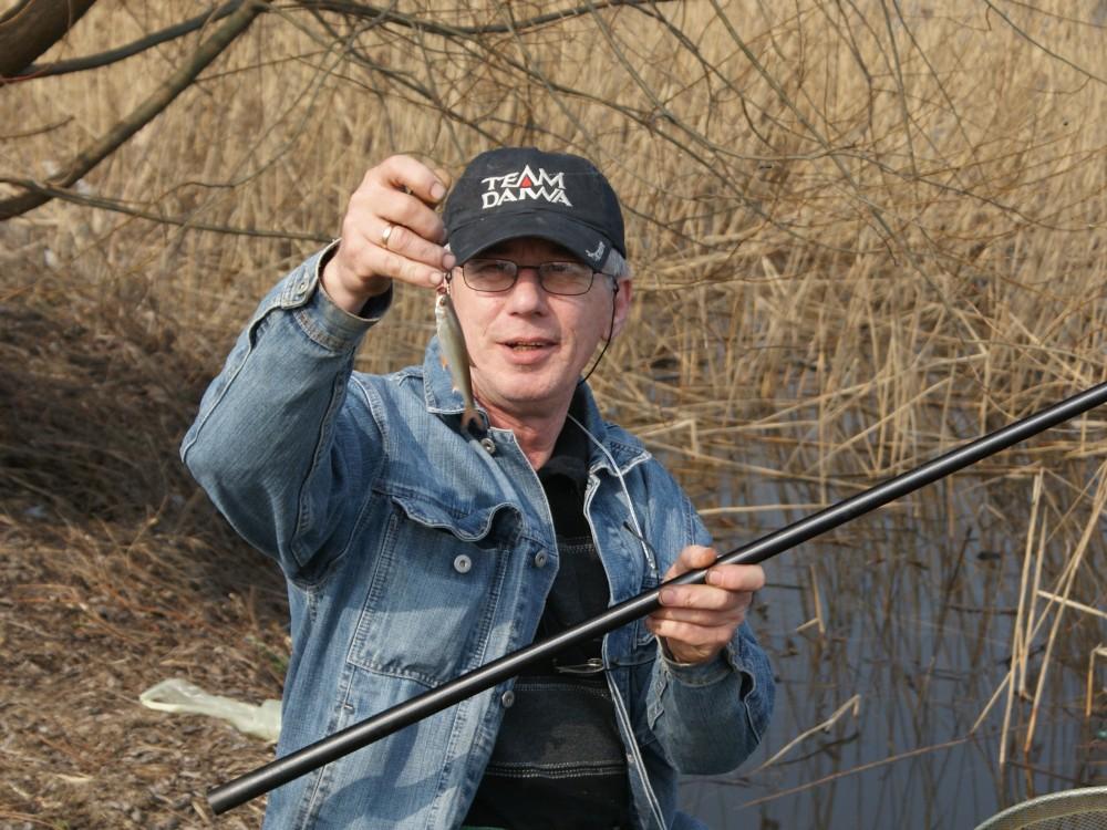 Andrzej Trajnerowicz z malutką płotką.