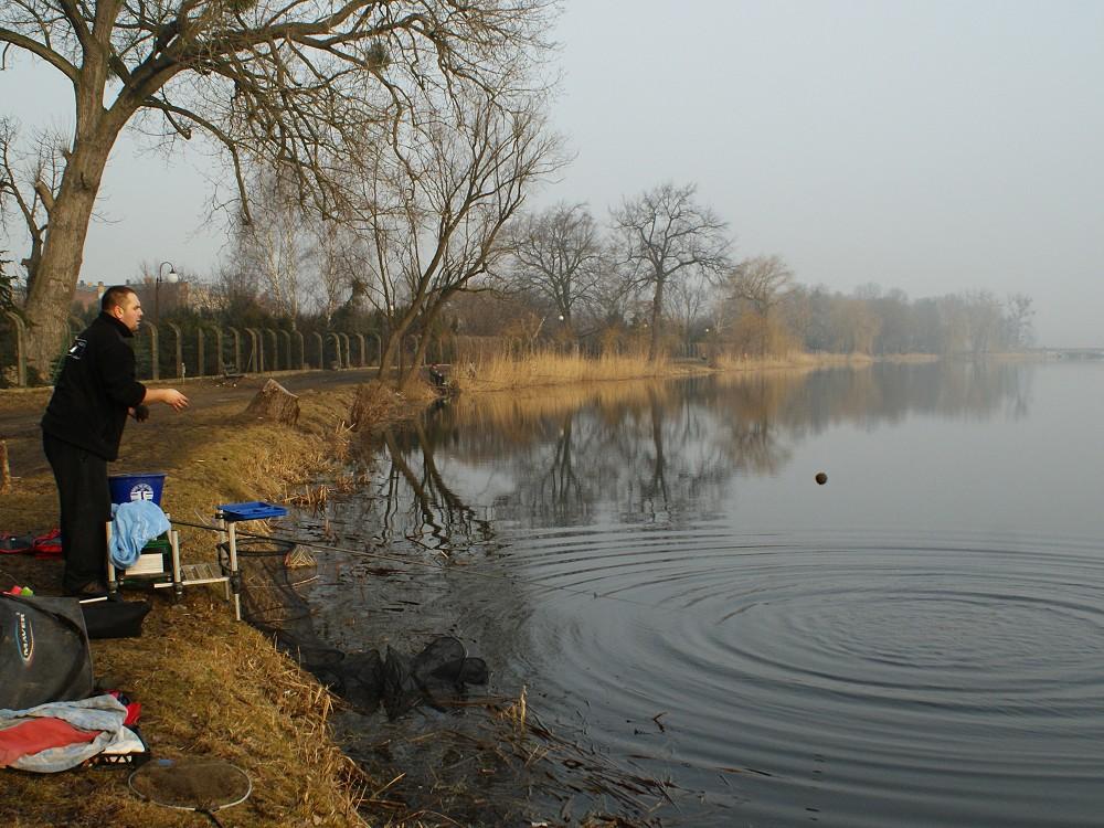 Nęcenie zanętą ciężką.