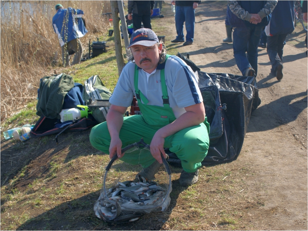 Puchar Leszcza 2012. Wojciech Szczepaniak ze swoim połowem.