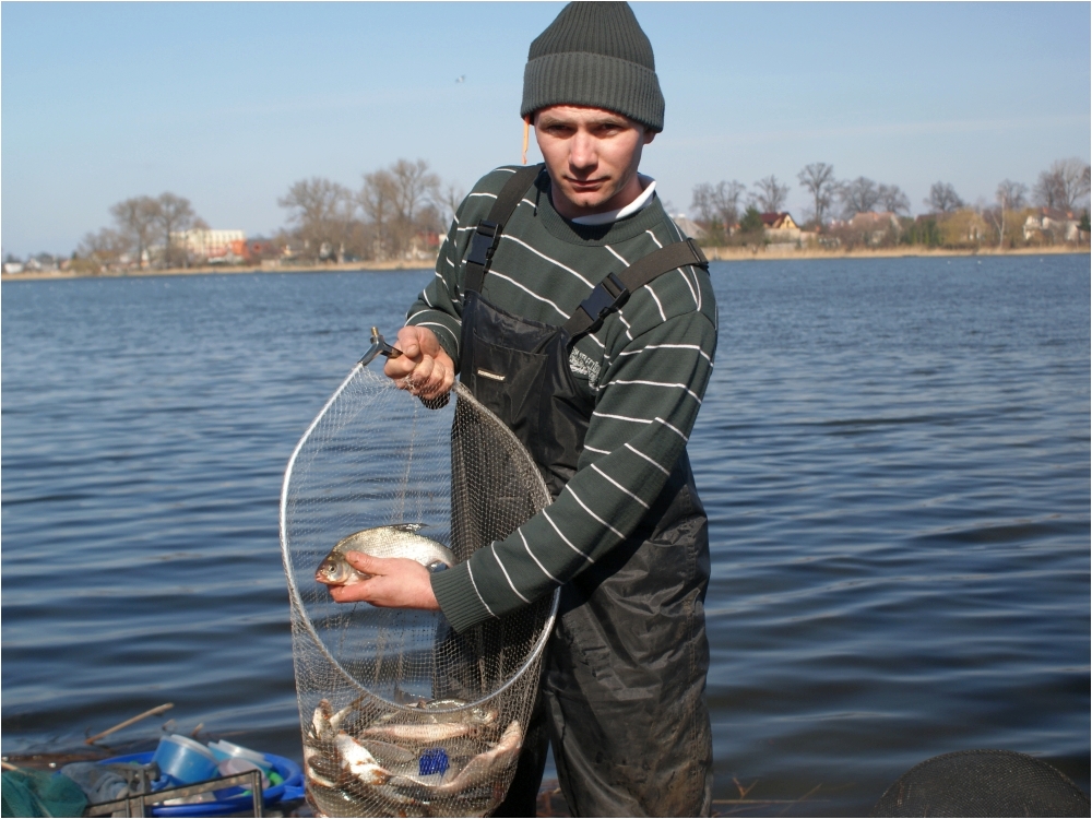 Puchar Leszcza 2012. Sebastian Chytry ze swoimi rybami.
